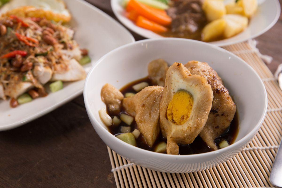 Sajian Lengkap Pempek Palembang Cek Lis